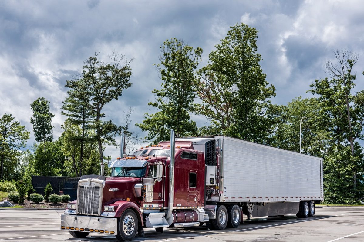 Refrigerated reefer trailer for temperature-controlled freight